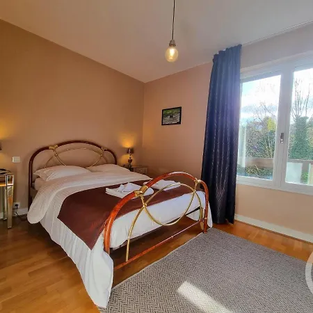 Large 2 Bed-balcony-7 Mins Walk To Historic Centre *