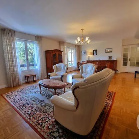 Large 2 Bed-balcony-7 Mins Walk To Historic Centre Appartement *