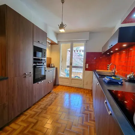 Large 2 Bed-balcony-7 Mins Walk To Historic Centre